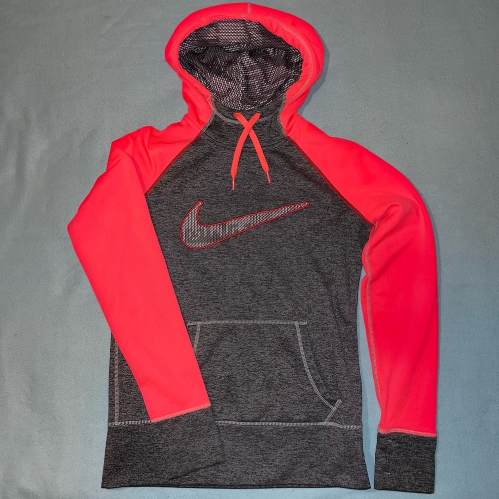 Nike Women’s Therma-Fit Hoodie
Small
Pink/Gray